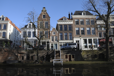909312 Gezicht op de voorgevels en werfkelders van de panden Oudegracht 342 (links) -350 te Utrecht.